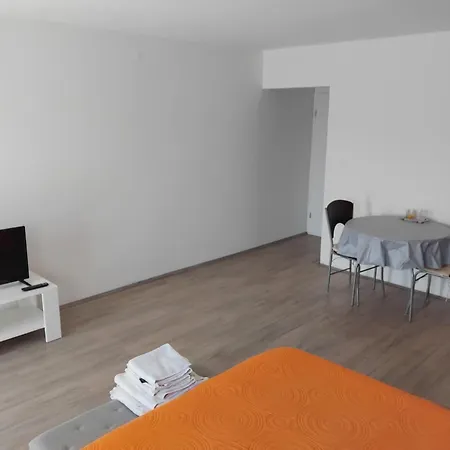 Benjamin Apartment *